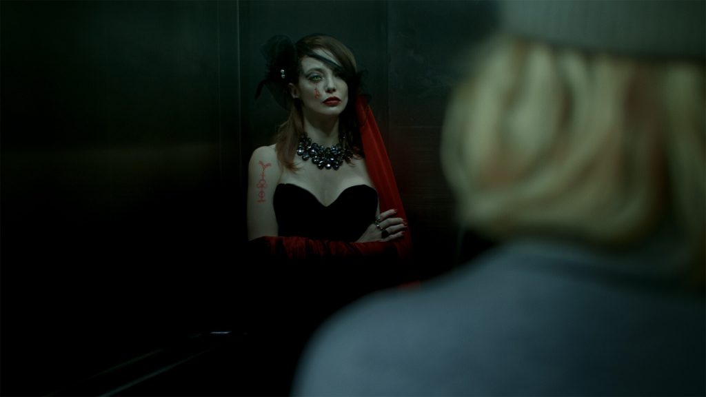 Tenebris Somnia Review: A screenshot of Vitria, a dark-haired woman in a gothic dress. 